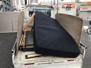 藤沢市藤沢周辺　収納付きシングルベッド、木製カウンター椅子不用品回収